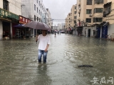 合肥玉兰苑路积水水深及膝盖 沿街商户在前门用泥土筑起围挡