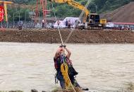 老人心臟病突發 道路被洪水淹沒 消防架設繩索緊急救援