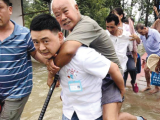 洪水中，你背起老人前行的样子真帅！
