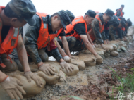 武警安徽總隊(duì)馬鞍山支隊(duì)官兵馳援和縣 緊急加固河堤
