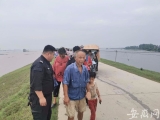 男子驾三轮车冲入洪水 颍上民警瞬间挽救2条生命