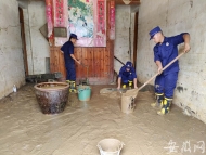 歙縣60名消防員持續清淤排水 幫助恢復災后秩序