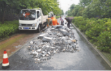 一大堆建筑垃圾霸占马路 合肥城管调监控查找肇事者 