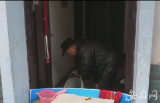 肥东龙塘幸福家园小区一楼住户家里开始进水