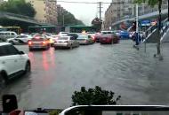 合肥水陽江路與徽州大道交口積水嚴重