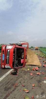 載西瓜貨車高速爆胎側(cè)翻  駕駛員輕微受傷