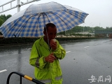 记者直击下穿桥排水 排险工人为节约时间雨中啃面包