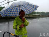 記者直擊下穿橋排水 排險工人為節約時間雨中啃面包