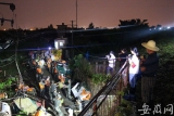 合肥南淝河右岸 村民自发为抗洪官兵点亮雨夜抢险之路