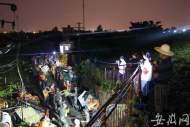 合肥南淝河右岸 村民自發為抗洪官兵點亮雨夜搶險之路