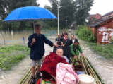 肥东响导乡：破浪前行 转移被困高龄老人
