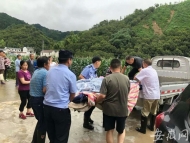 績溪普降暴雨 民警緊急轉移群眾到安全地帶