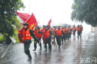 手爛腳腫戰(zhàn)意濃 武警戰(zhàn)士用日記記錄抗洪搶險(xiǎn)經(jīng)歷
