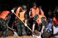 桐城大沙河練潭圩河堤出現管涌 武警官兵緊急馳援封堵