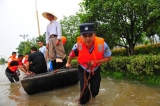巢湖公安民警防汛和为民服务"两手抓 两不误"
