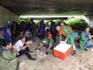 派河大堤現場：橋洞下的午餐