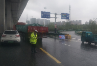 肥東龍塘高速橋下被水淹 民警用大喇叭疏導交通