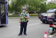 2020中考|合肥二中門口：交警在維持秩序