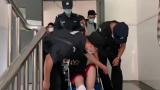 女生摔断腿坐轮椅参加中考 辅警小伙安全护送
