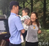 车门自动落锁婴儿被困车内 池州警方与群众砸窗救娃