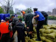   合肥包河區(qū)城管化身“搶險員” 奮戰(zhàn)應急防汛保障南淝河安全