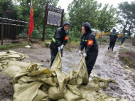 淝河鎮(zhèn)巾幗防汛在一線：手套磨破赤手上陣，24小時巡堤