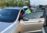 幼童被锁车内  肥西民警破窗救娃