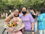 大考2020| 妹妹手捧向日葵迎接姐姐 祝姐姐能金榜题名