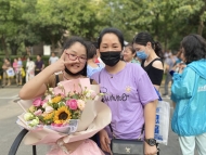 大考2020| 妹妹手捧向日葵迎接姐姐 祝姐姐能金榜題名