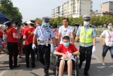 凤台交警爱心护考，帮助因车祸致重伤考生进考场