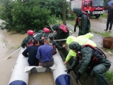 舒城4名村民凌晨被洪水围困  六安一村民爬树上报警求助