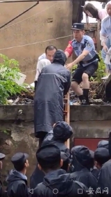 小婴儿和母亲被困楼顶  众人搭梯后手把手接力安全转移