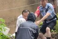 合肥：嬰兒和母親被困樓頂 眾人手把手接力救援