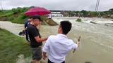 合肥柏堰湖大坝放水 大量市民在下游河道捞鱼