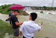 合肥柏堰湖大壩放水 大量市民在下游河道撈魚