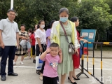 大考2020|2岁萌娃助阵高考守候考点接姐姐回家