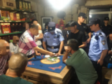 歙县：赌博窝点藏在村中 民警抓到16人