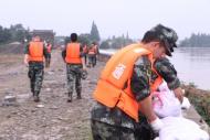 三河古鎮(zhèn)汛情告急  武警救援部隊(duì)迅速出動(dòng)筑牢安全堤壩