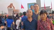 蒙城男子用肩架起老父天安门前看升旗 孝子之心感动无数网友