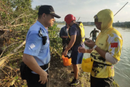 父子釣魚因漲水被困孤島 歙縣民警救援后批評教育