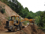 績溪：道路塌方村民出行受阻 鏟車蹚水清理