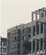 男子因女友提出分手欲跳楼  民警耐心劝解终救下