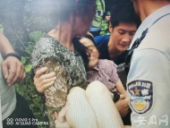 樅陽：民警休假期間遇交通事故 鉆入天窗救出九旬老人