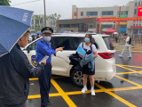 阜南中考生忘带准考证急哭  城管队员专车护送拿回证件