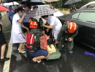 黃山一待產孕婦羊水破裂被洪水堵路上 消防急救