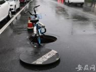 共享單車充當積水“警示牌”  城管部門表示此做法不可取