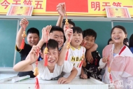 界首一班主任雕刻葫蘆贈給37名畢業生