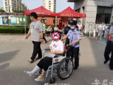大考2020｜六安：民警协助腿脚不便考生进场
