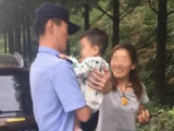 车门自动落锁婴儿被困车内  池州警方与群众砸窗救娃