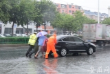 合肥南二环与宁国路区域积水逐渐消退        交警引导车辆有序通行